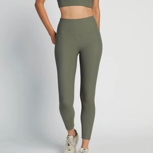 Wilo The Label | Ribbed Sage Leggings